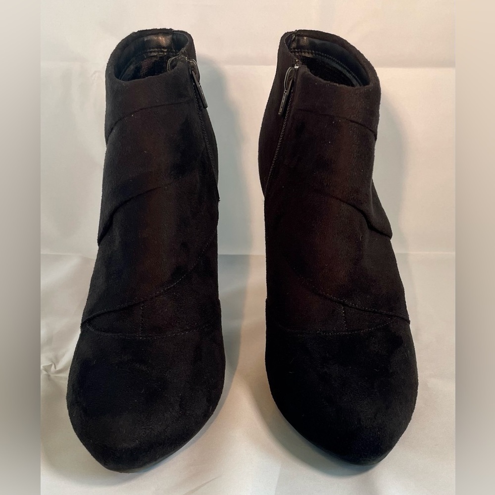 Fioni shoes Fioni black suede ankle boots with side zipper women’s size 9